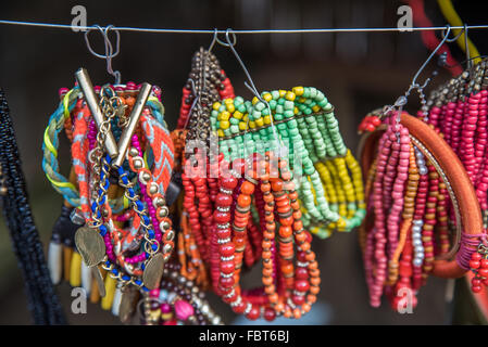 Handgefertigte Perlen Armbänder zum Verkauf auf dem Markt von den Naga Heritage Village.  Nagaland, Indien. Stockfoto