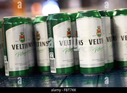 Meschede-Grevenstein, Deutschland. 19. Januar 2016. Dosenbier auf einem Förderband in der Produktionsstätte der Veltins-Brauerei in Meschede-Grevenstein, Deutschland, 19. Januar 2016. Die Brauerei liefert Informationen über Geschäftsverlauf im Jahr 2015 und und geben einen Ausblick für das Jahr 2016. Foto: BERND THISSEN/DPA/Alamy Live-Nachrichten Stockfoto