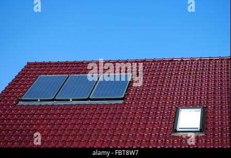 Sonnenkollektoren auf dem Hausdach Stockfoto