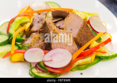 Köstliche Flanke Steak schneidet perfekt zubereitet, gemischt mit rötlich, Zucchini und Paprika, elegante Präsentation Stockfoto