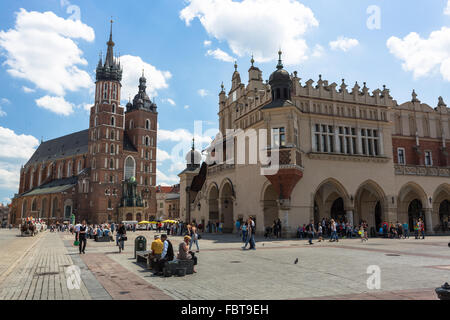 St. Marien Basilika und Tuchhallen (Sukiennice) im Main Square Rynek Glowny - Krakow, Polen Stockfoto
