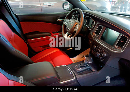 Der vordere Innenraum Sitze, Armaturenbrett und Lenkrad und ein 2015 2016 Dodge Charger Fahrzeug-Navigations-Bildschirm Stockfoto