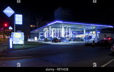 ARAL-Tankstelle in der Nacht Stockfoto