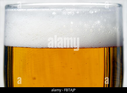 frisch gezapftes Bier Stockfoto