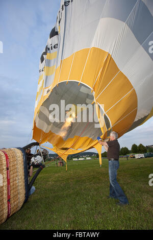 Heißluft-Ballon für den Start vorbereitet Stockfoto