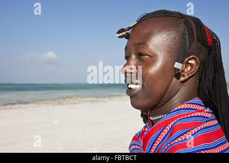 Massai-Krieger am Strand Stockfoto