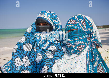 Verschleierte muslimische Frauen am Strand Stockfoto