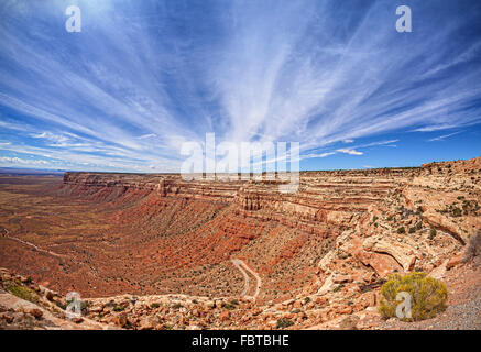 Panoramablick über gefährliche Straße Moki Dugway in Utah, USA. Stockfoto