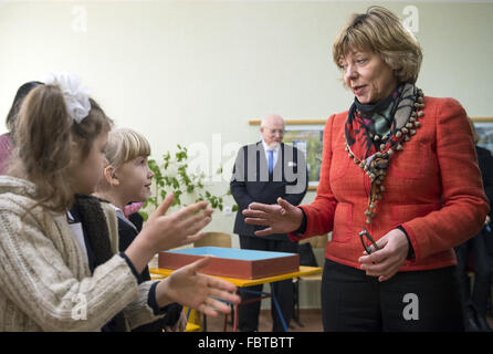 Charkiw, Ukraine. 19. Januar 2016. Daniela Schadt (vorne R), Partner des deutschen Bundespräsidenten Joachim Gauck spricht mit Lalita und Ksusha (L) bei Schule 52 in Charkow, Ukraine, 19. Januar 2016. Kindern von Flüchtlingen aus den Konfliktgebieten des Landes sind auch diese Schule besuchen. Foto: SOEREN STACHE/Dpa/Alamy Live News Stockfoto