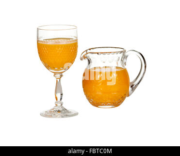 Geschliffenes Glas isoliert, Becher und Krug gefüllt mit frisch gepresstem Orangensaft Stockfoto