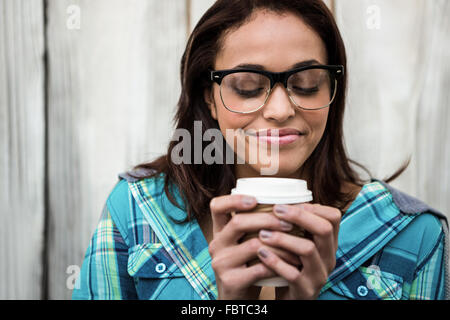 Mädchen, die ihren Kaffee riechen Stockfoto