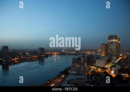 Smoggy Abend Panorama über Kairo in Ägypten mit dem Fluss Nil Stockfoto