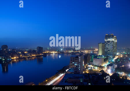 Smoggy Abend Panorama über Kairo in Ägypten mit dem Fluss Nil Stockfoto