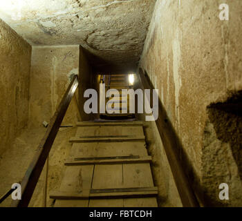 Treppe aus dem Grab in der Mitte einer Pyramide in Gizeh bei Kairo in Ägypten Stockfoto