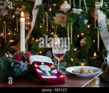 Kindliche Einstellung von Sherry und Cookies mit einem Santa Strumpf für Geschenke Stockfoto