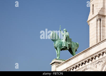 Einer der die grüne Bronzestatuen am Rande des Sacre Coeur in Paris Stockfoto
