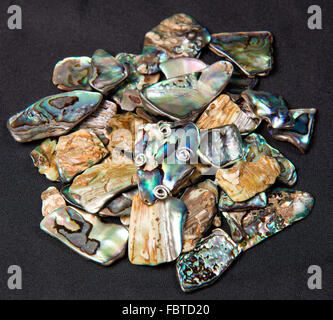 Stapel von Paua Muscheln aus Neuseeland mit einem einzigen einer in Silberdraht für Schmuck machen eingehüllt Stockfoto