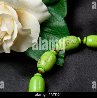 Grüne Perlen in der hand made Armbänder und Schmuck gegen Schwarz Stockfoto