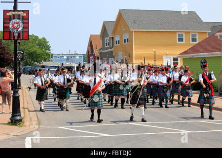 Eine schottische Pipe Band marschieren in Pictou, Nova Scotia, Kanada Stockfoto