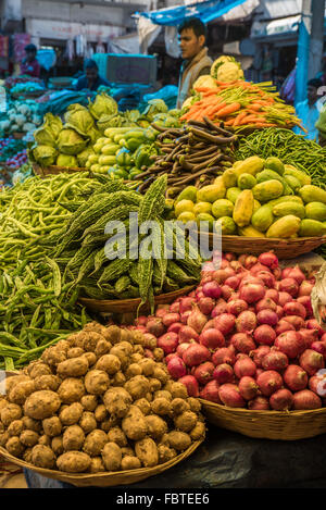 Indischer Markt. Stapel von roten Schalotten im Vordergrund. Ein voller und lebendiger Stand voller frischer Produkte. Kohima, Nagaland, Indien Stockfoto