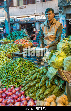 Indischer Markt. Stapel von roten Schalotten im Vordergrund. Ein voller und lebendiger Stand voller frischer Produkte. Kohima, Nagaland, Indien Stockfoto