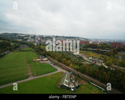 Luftaufnahme von Bristol, die Tabak-Lagerhallen, Clifton Suspension Bridge und den nahe gelegenen Schrebergärten Stockfoto