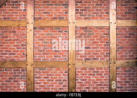 Moderne Holz gerahmt und roten Backsteingebäude. Broadway, Cotswolds, England Stockfoto