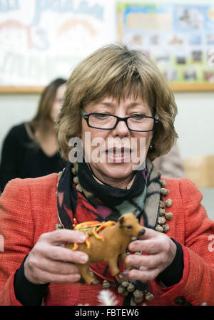 Charkiw, Ukraine. 19. Januar 2016. Daniela Schadt, Partner des deutschen Bundespräsidenten Joachim Gauck, ordnet Spielfiguren für einen Spielzeug-Zoo um Schule 52 in Charkow, Ukraine, 19. Januar 2016. Kindern von Flüchtlingen aus den Konfliktgebieten des Landes sind auch diese Schule besuchen. Foto: SOEREN STACHE/Dpa/Alamy Live News Stockfoto