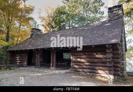 Holzblock Pavillon durch das Civilian Conservation Corps in den 1930er Jahren erbaute befindet sich in den Wald, gefüllt mit Picknick-Tischen. Stockfoto