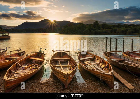 Holz- Ruderboote mit Sonnenuntergang Himmel Keswick Landungsbrücken Derwent Water Keswick, Lake District, Cumbria England UK GB Europa Stockfoto