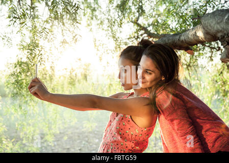 Freundinnen posieren für selfie Stockfoto