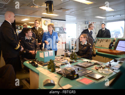 Kiel, Deutschland. 19. Januar 2016. Kiel, Deutschland. 19. Januar 2016. Deutsche Bundeskanzlerin Angela Merkel (CDU) im Gespräch mit Besatzungsmitglieder auf der Brücke der Korvette Braunschweig auf dem Marinestützpunkt in Kiel, Deutschland, 19 Januar 2016. Auf der linken Seite ist Korvette Kapitän Ronny Bergner. Bundeskanzlerin Merkel gelernt über die Aufgaben und Fähigkeiten der Einheiten der Einsatzflotille 1. : Bildnachweis LUKAS SCHULZE/DPA: Dpa picture-Alliance/Alamy Live News Stockfoto