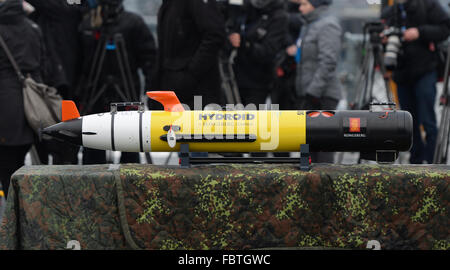 Kiel, Deutschland. 19. Januar 2016. Kiel, Deutschland. 19. Januar 2016. Eine Remus-Unterwasser-Drohne abgebildet an Bord die Korvette Braunschweig auf dem Marinestützpunkt in Kiel, Deutschland, 19 Januar 2016. Während ihres Besuchs lernte Bundeskanzlerin Merkel über die Aufgaben und Fähigkeiten der Einheiten der Einsatzflotille 1. : Bildnachweis LUKAS SCHULZE/DPA: Dpa picture-Alliance/Alamy Live News Stockfoto