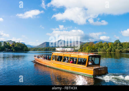 Motor Fähre verlassen den Bootsstegen in Keswick Lake District Nationalpark Cumbria England UK GB EU Europa Stockfoto