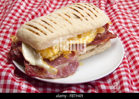 Brötchen mit Ei und Speck Stockfoto