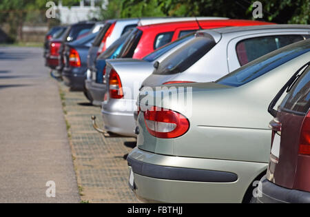 Autos auf dem Parkplatz in der Stadt Stockfoto