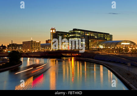 Berlin Hauptbahnhof bei Nacht Stockfoto