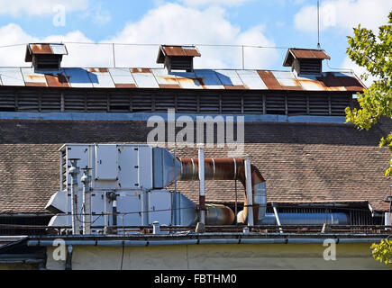 Klimaanlagen auf dem alten Fabrikgebäude im Industriegebiet Stockfoto