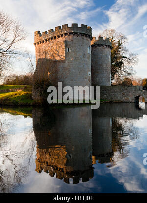 Whittington Castle in Shropshire Nachdenken über Graben Stockfoto