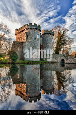 Whittington Castle in Shropshire Nachdenken über Graben Stockfoto