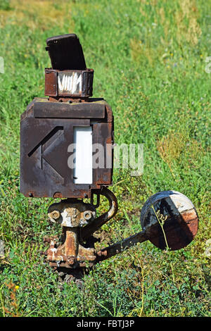 Alten rostigen Bahn Schalter neben einem verlassenen Bahnlinie Stockfoto