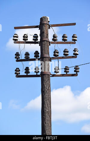 Alten Telefonmast auf der Straße Stockfoto
