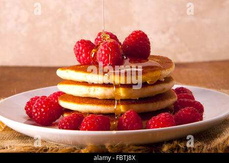 Pfannkuchen mit frischen und leckeren Himbeeren Stockfoto