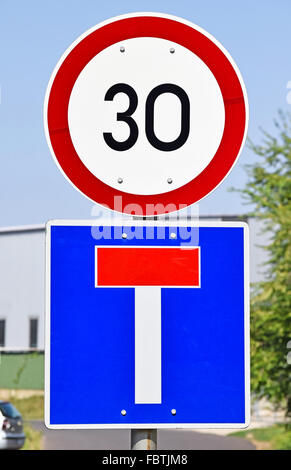 Tempolimit und Sackgasse Verkehrszeichen auf der Straße Stockfoto