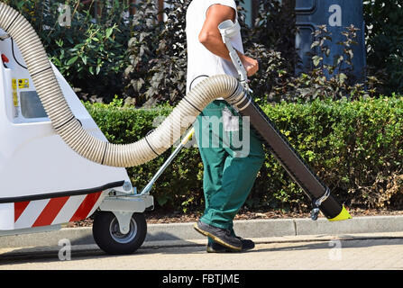 Straße sauberer arbeitet mit einem Vacum cleaner auf der Straße Stockfoto