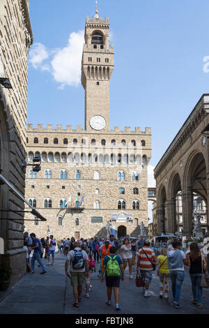 Florenz, Italien-august 26, 2014:many Touristen auf der Piazza della Signoria fotografieren, Souvenirs kaufen oder geben Sie in den Palazzo vecchi Stockfoto