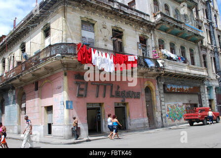 Einheimische, die in einer Straße in Havanna, Kuba, spazieren gehen Stockfoto