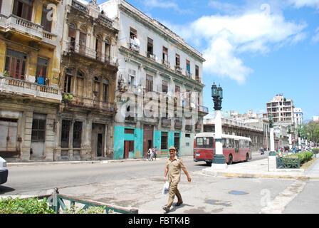 Eine vielbefahrene Straße in Havanna, Kuba Stockfoto