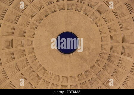 Rom, Italien - 30. Dezember 2014: Nahaufnahme Detail Oculos auf der Oberseite Pantheon in Rom bei Nacht Stockfoto