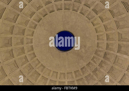 Rom, Italien - 30. Dezember 2014: Nahaufnahme Detail Oculos auf der Oberseite Pantheon in Rom bei Nacht Stockfoto